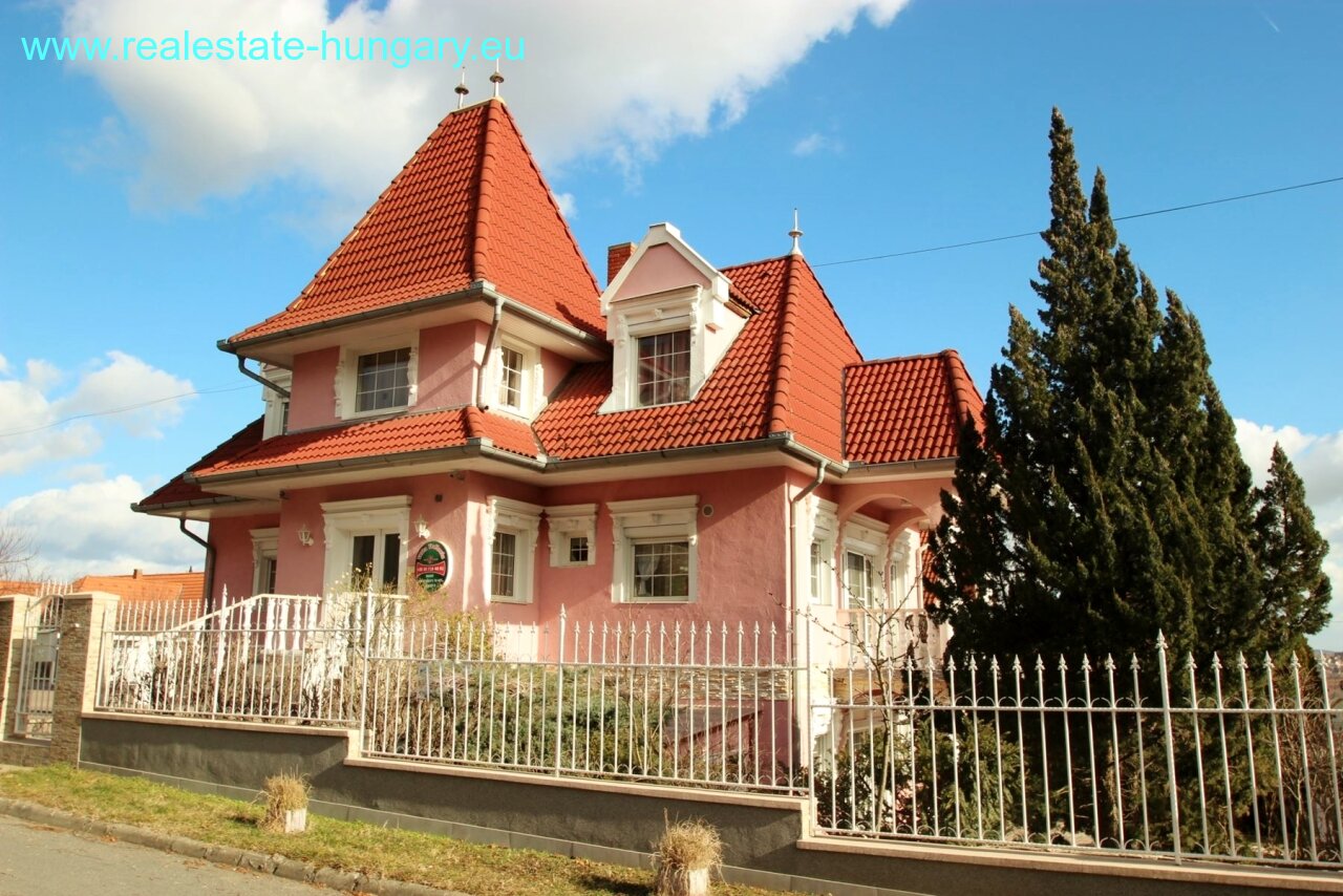 Hévíz: Imposante Villa im Kurort 