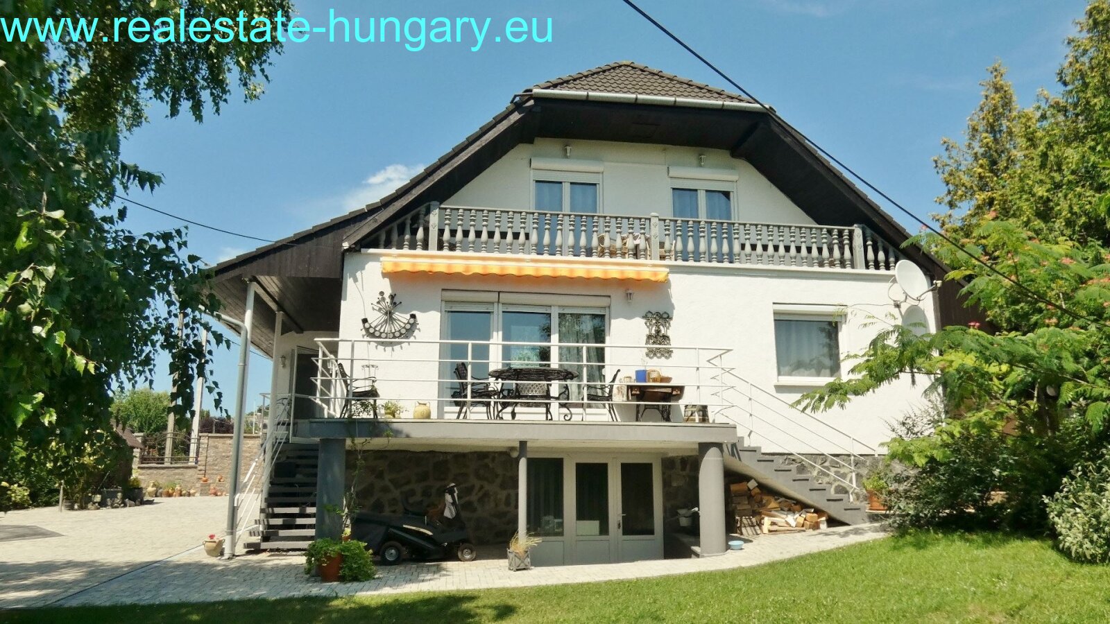 Gyenesdiás: Modernes Wohnhaus mit Pool am Nordufer 