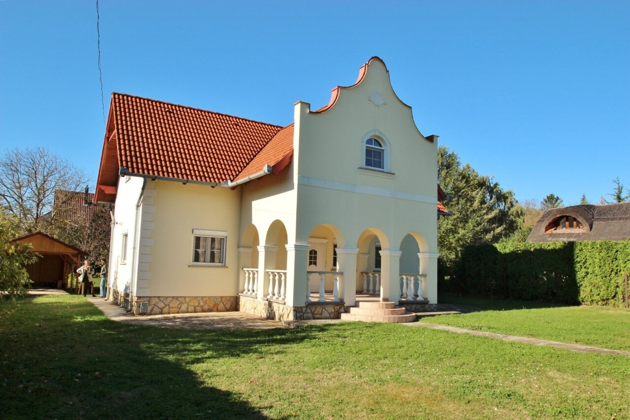 Vonyarcvashegy: Spacious residential building on the north bank 