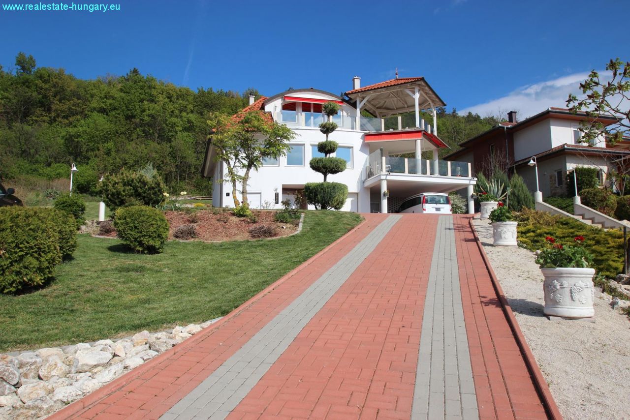 Cserszegtomaj: Impozáns villa az északi parton 