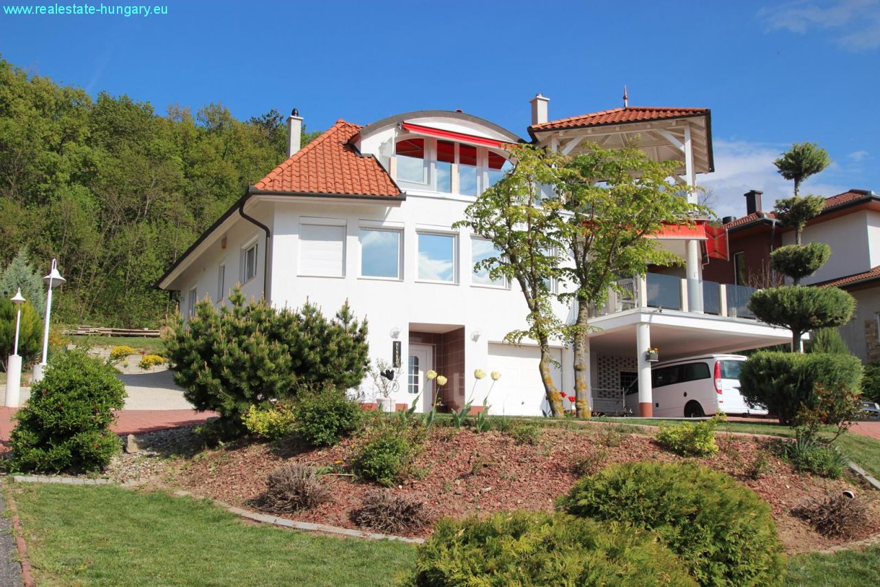 Cserszegtomaj: Impozáns villa az északi parton 